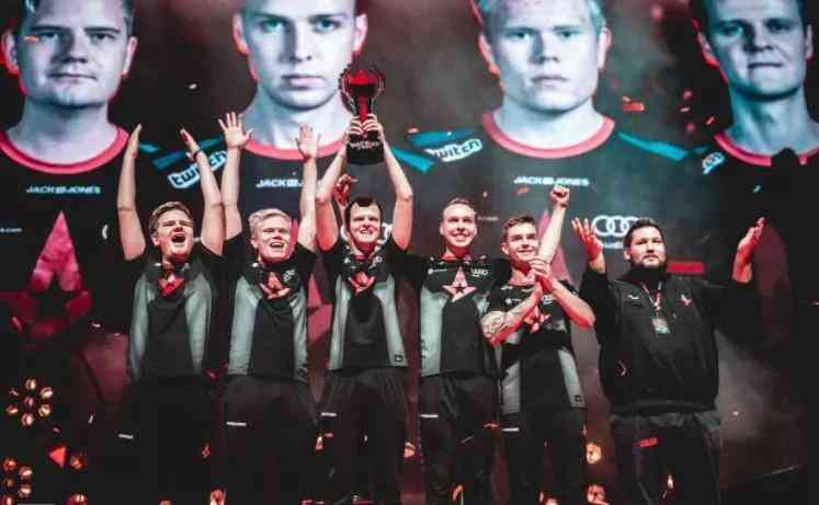 加纳乔在左 加纳乔在左